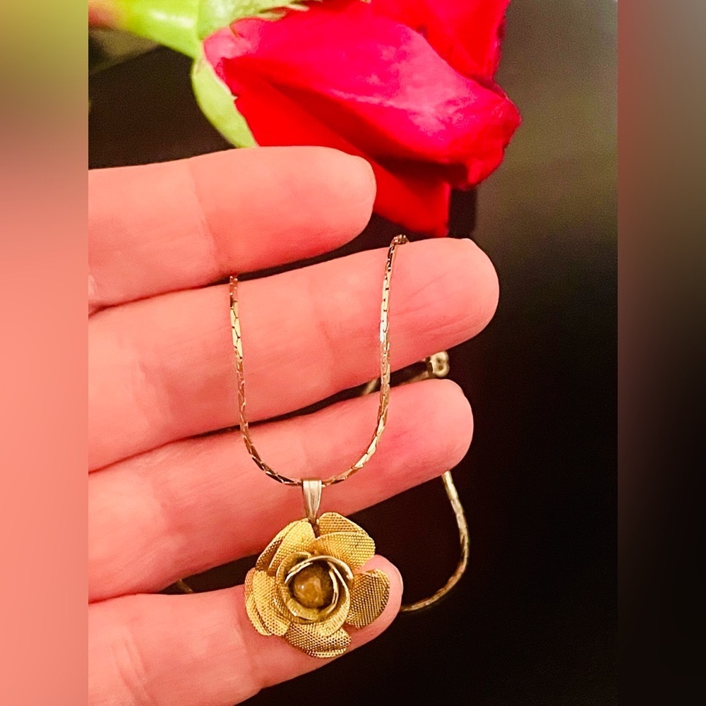 Vintage Gold Tone Floral Rose Pendant Necklace - Picture 2 of 13